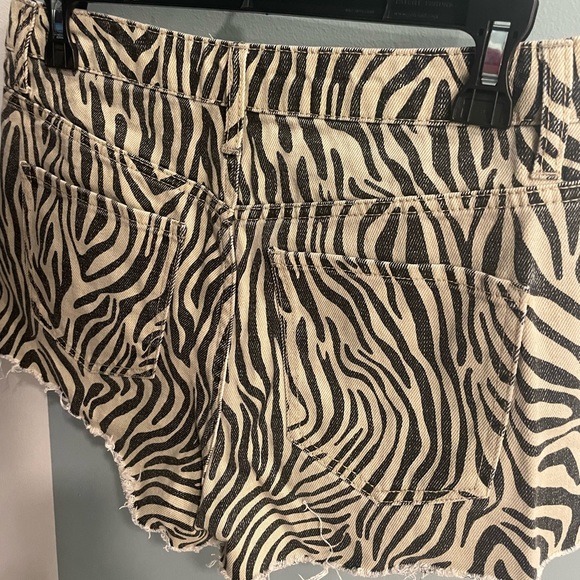 F21 Size 29 Print Shorts - Picture 3 of 3